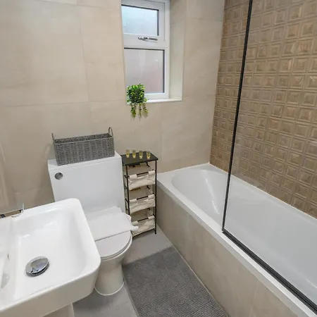 Pass The Keys Eden Gardens - Couples' With Parking Holiday home *