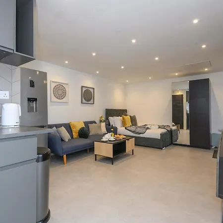 Pass The Keys Eden Gardens - Couples' With Parking Holiday home Leeds (West Yorkshire)